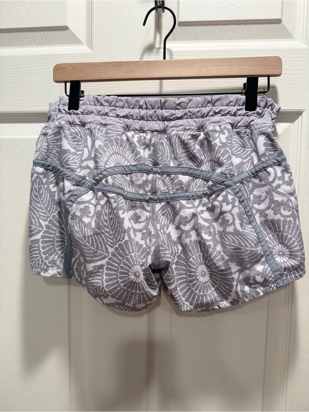 Lululemon Tracker Short II Gray Floral Print Lined Running Shorts Size 8 Pocket - Picture 6 of 9